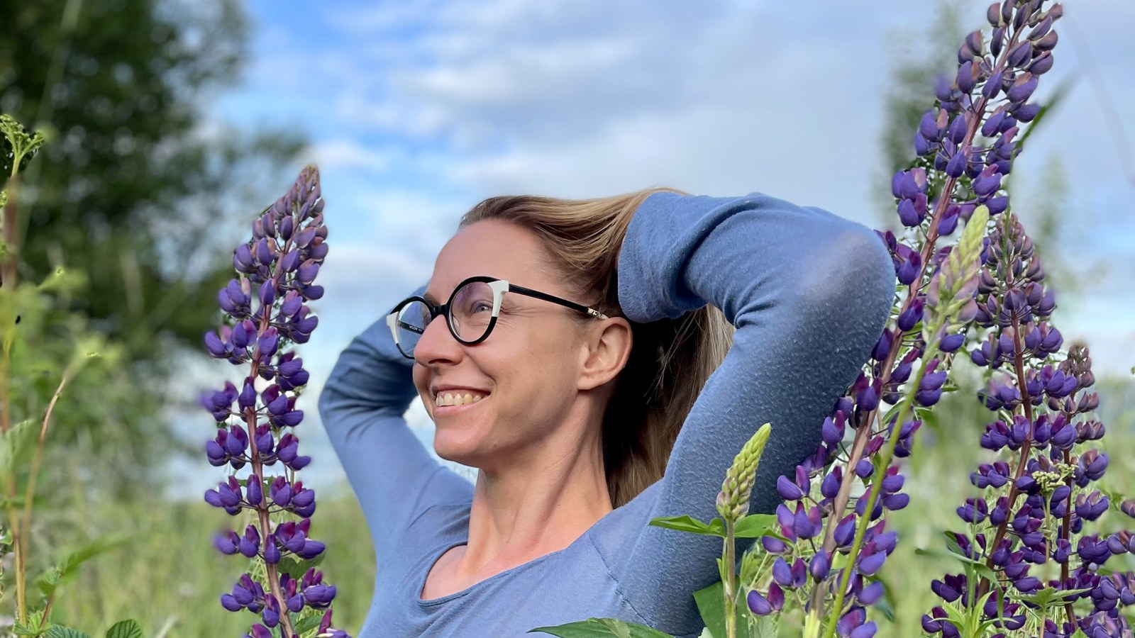 Kasia Maj wśród kwitnących łubinów